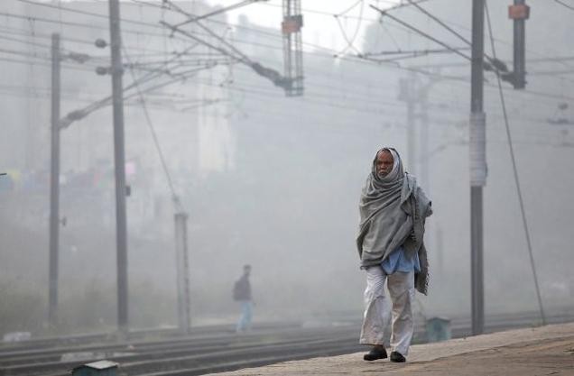 Smog continues in Delhi, 10 trains cancelled