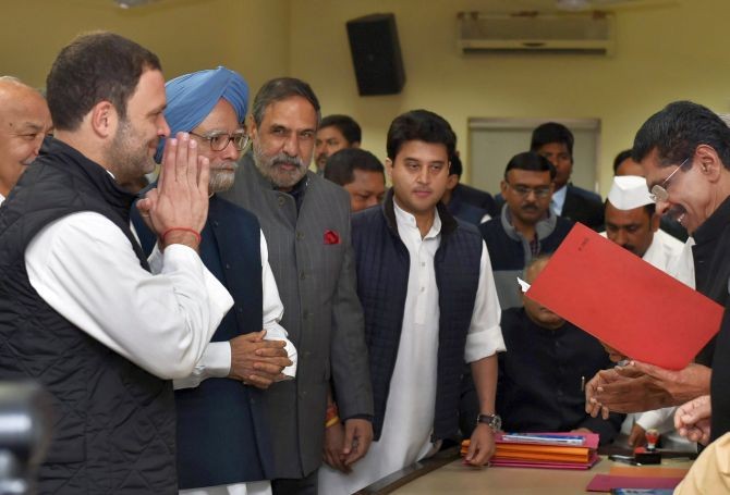 Govt, opposition hold talks to resolve impasse over PM’s remarks against Manmohan