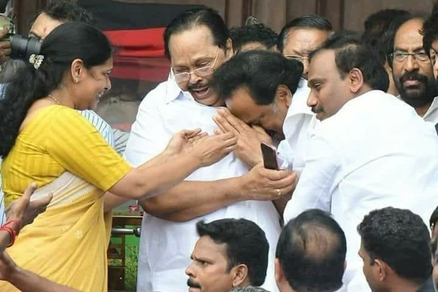  MK Stalin broke down on hearing that the Madras High Court has Allowing Karunanidhi Burial at Marina