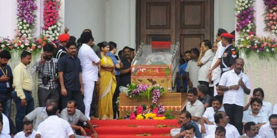 Police Lati Charge at DMK Karunanidhi Mortal in Rajaji Hall 