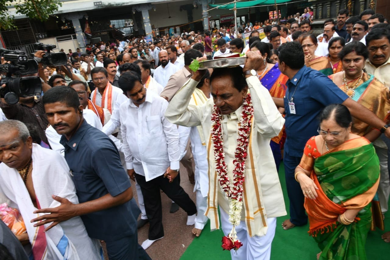 KCR embarks on mission to form Federal Front, seeks Vizag seer's blessing