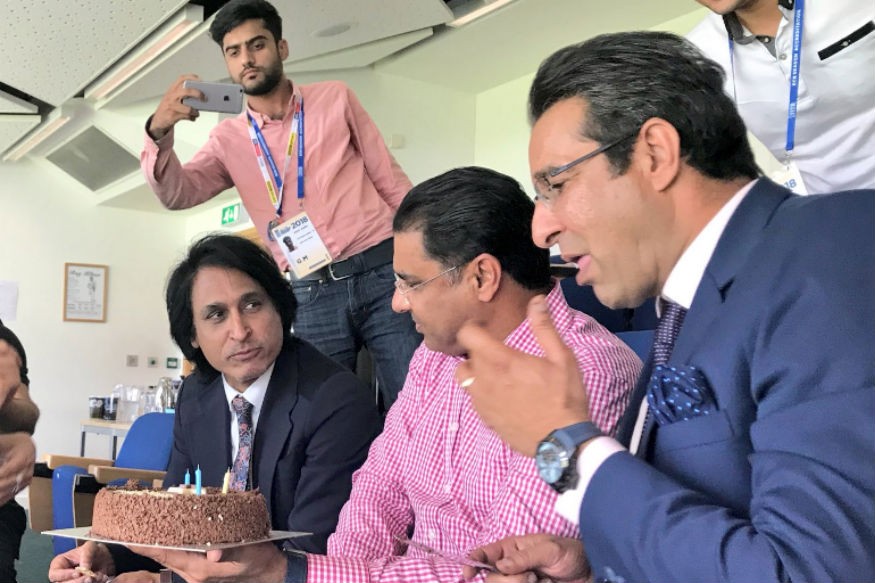 Pakistanis get angry over cake-cutting,Waqar Younis apologizes