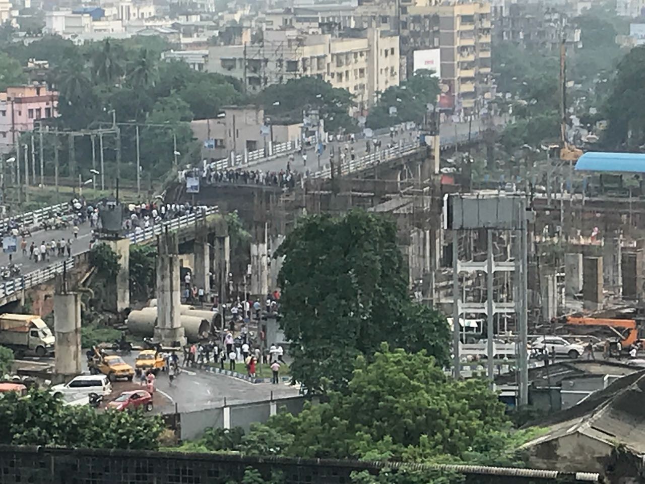 Bridge collapses in Kolkata, several feared trapped