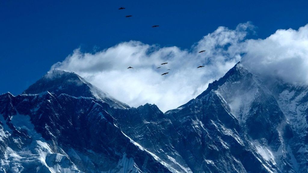 Chinese explorers start Everest climb amid pandemic