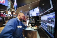 US stocks end mixed after volatile trading