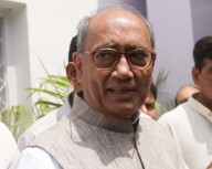 Digvijaya leaves for Bhopal, says no risk to MP govt