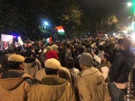 Protesters throng Delhi Police HQ to condemn Jamia firing