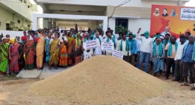 Telangana farmers dump paddy in front of BJP MP's house