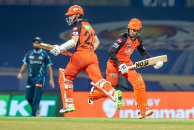 IPL 2022: Williamson's measured fifty seals 8-wicket win for Hyderabad over Gujarat (ld)