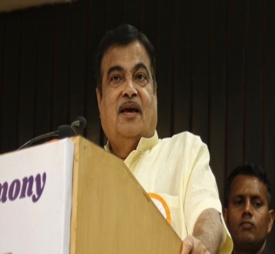 BJP workers disrupt T'gana Minister's speech in Gadkari's presence