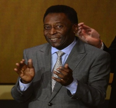 Pele leaves hospital after cancer treatment