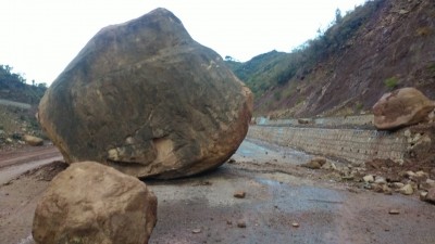 Jammu-Srinagar National highway blocked