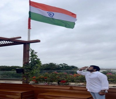 Chiranjeevi with mother hoists Tricolour