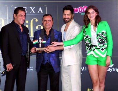 Outdoor media mogul presented IIFA trophy by Salman, Varun, Ananya