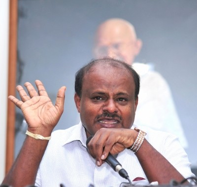 Ex-K'taka CM Kumaraswamy visits families of youths killed in Dakshina Kannada