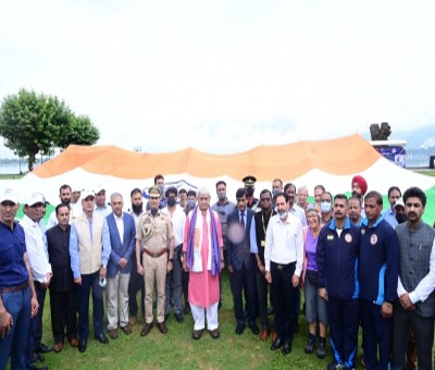 7,500 sq ft Tricolour displayed at Dal Lake