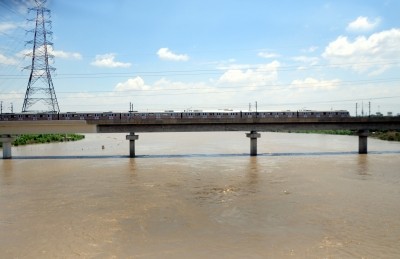 Yamuna crosses danger mark in Delhi, LG cautions people