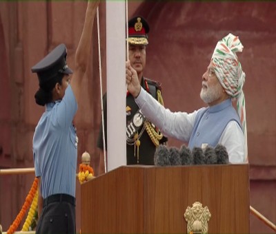 PM Modi hoists Tricolour at Red Fort; remebers freedom fighters