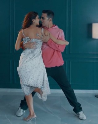 Akshay-Vaani waltz their way into Instagrammers' hearts