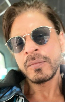 Shah Rukh Khan thanks 'Chak De India' girls for making him the 'gunda'