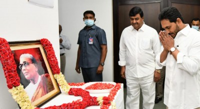 Jagan pays tributes to first Andhra CM Tanguturi Prakasam Pantulu