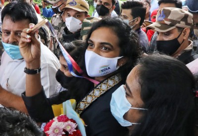 Shuttler PV Sindhu arrives to a roaring welcome