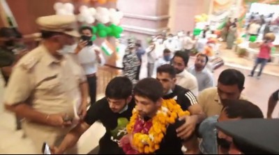 Ravi Dahiya gets rousing reception at the airport after return from Tokyo