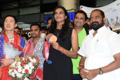 Double Olympic medalist Sindhu arrives in Hyd to rousing welcome