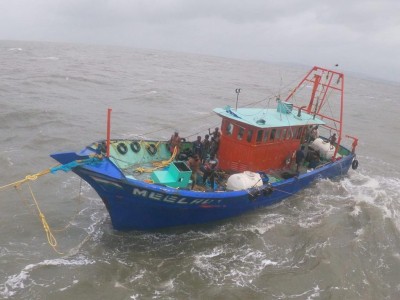 Sri Lankan Navy pelted stones at Indian fishing boats: TN officials