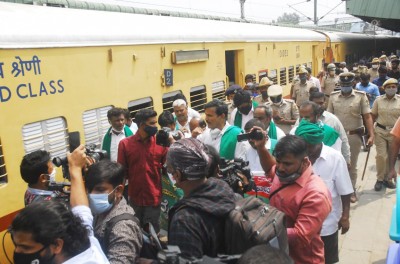 Lukewarm response to farmers' 'Rail Roko' in Karnataka