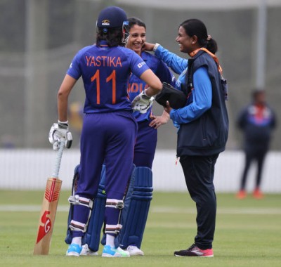 Smriti Mandhana stable after being struck on the head in warm-up game against South Africa