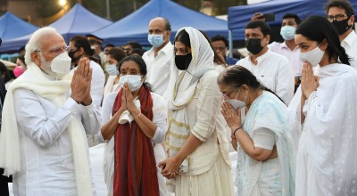 Amid chanting of vedic hymns, Lata Mangeshkar's body consigned to flames