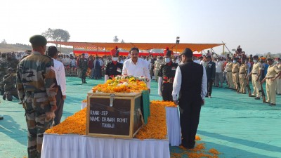 Mortal remains of soldier cremated with full state honours in Maha