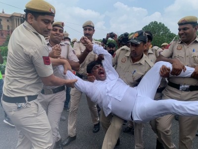 Parliament to Rashtrapati Bhavan march: Delhi Police begin detaining Congress MPS