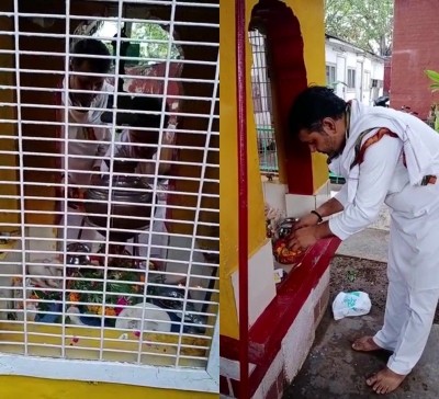 Cong workers worship at Shiva temple at Sonia's 10 Janpath residence