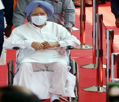 Prez Poll: Ailing ex-PM Manmohan Singh came on a wheelchair to cast vote