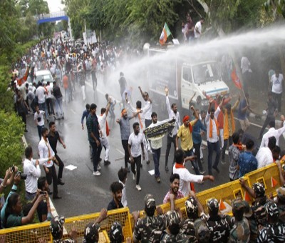 Delhi Police use water cannons to disperse protesting Cong workers