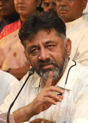 Lingayat MLAs ready to join Congress, claims Shivakumar