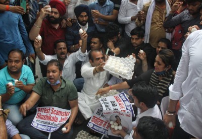 IYC protest at Smriti Irani house over alleged bribery in K'taka free egg scheme