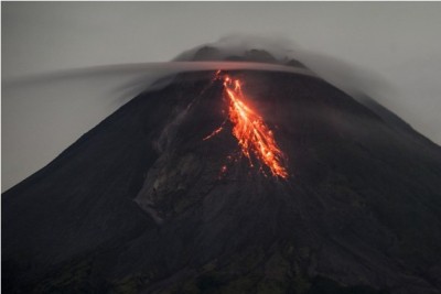 Indonesia's Mt. Merapi emits hot clouds