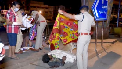 Bengaluru police distribute blankets to pavement dwellers