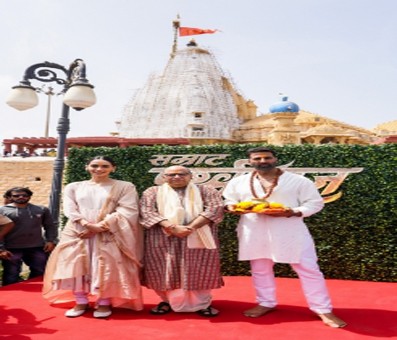 Akshay Kumar, team 'Samrat Prithviraj' pay visit to Somnath Temple