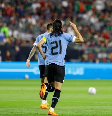 Cavani shines as Uruguay beat Mexico 3-0