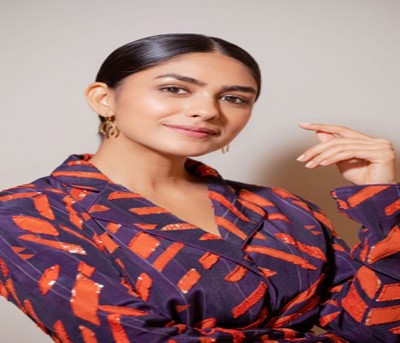 Mrunal Thakur dons khaki in upcoming thriller 'Gumraah'