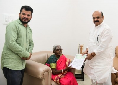 K'taka CM hands over BDA site for environmentalist Saalumarada Thimmakka