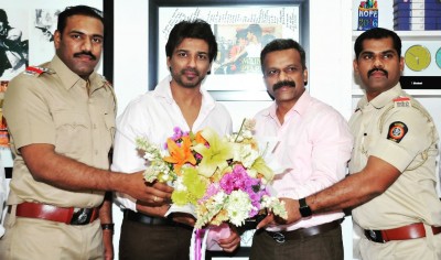 Actor Nikhil Dwivedi felicitated by Mumbai Police's State Intelligence Unit