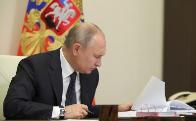 Putin receives Covid-19 vaccination