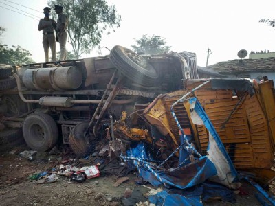 Milk van, mini truck collision kills 5 in Andhra