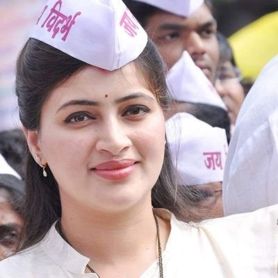 MP Navneet Rana alleges Sena MP threatened her for raising Vaze issue