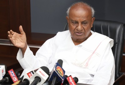 Deve Gowda, Kumaraswamy condemn attack on Mamata